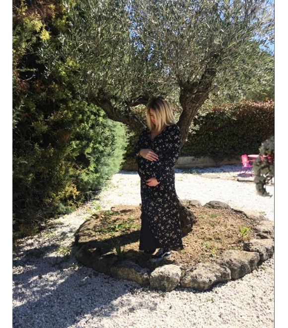 Emilie Fiorelli montre son baby pump sur Instagram, avril 2018.