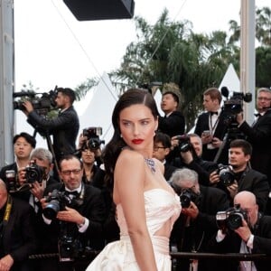 Adriana Lima - Montée des marches du film " Burning " lors du 71ème Festival International du Film de Cannes. Le 16 mai 2018 © Borde-Jacovides-Moreau/Bestimage