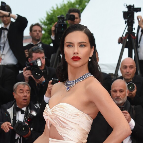 Adriana Lima - Montée des marches du film " Burning " lors du 71ème Festival International du Film de Cannes. Le 16 mai 2018 © Giancarlo Gorassini / Bestimage