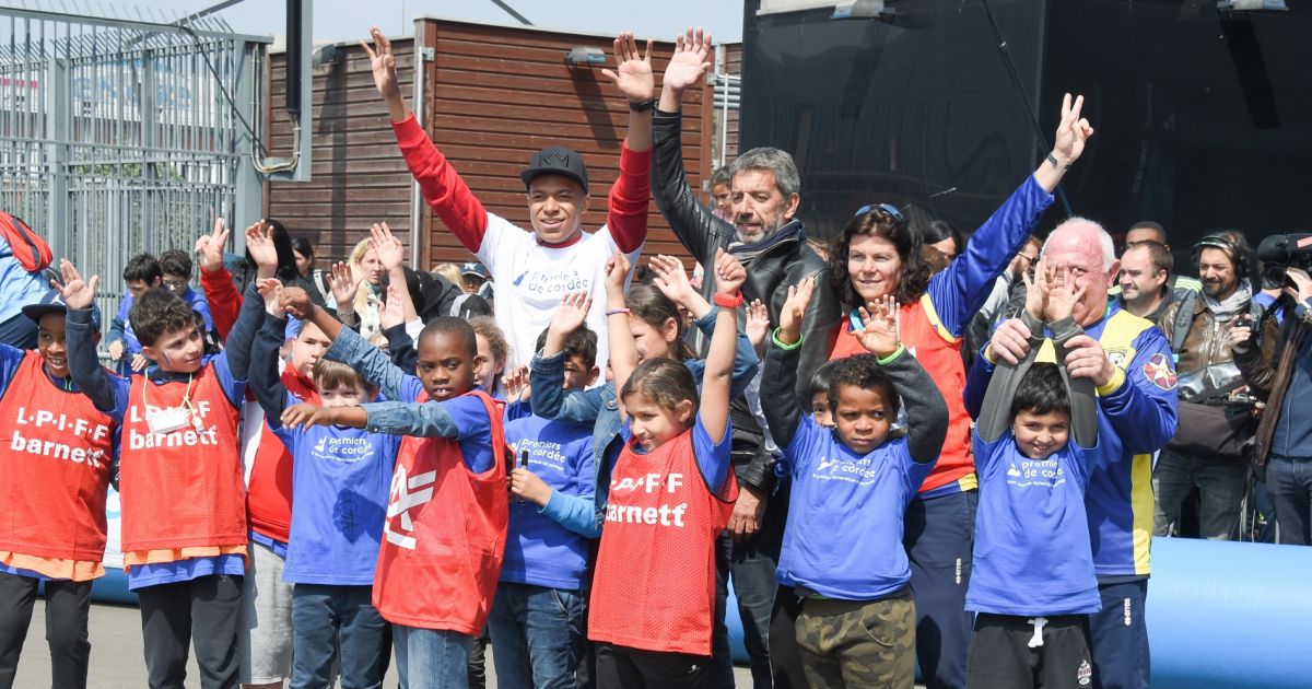 Kylian Mbappé et Michel Cymes L'association Premiers de cordée organisait une journée Evasion