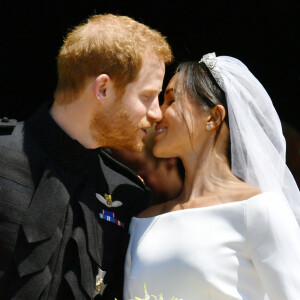 Le prince Harry et Meghan Markle (en robe de mariée Givenchy), duc et duchesse de Sussex, à la sortie de chapelle St. George au château de Windsor après leur mariage le 19 mai 2018.