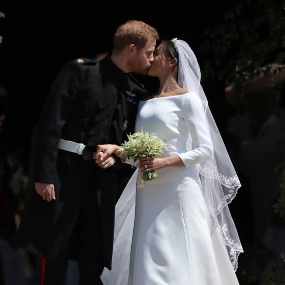 Le prince Harry et Meghan Markle (en robe de mariée Givenchy), duc et duchesse de Sussex, à la sortie de chapelle St. George au château de Windsor après leur mariage le 19 mai 2018.