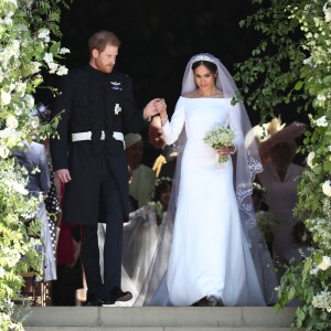 Le prince Harry et Meghan Markle (en robe de mariée Givenchy), duc et duchesse de Sussex, à la sortie de chapelle St. George au château de Windsor après leur mariage le 19 mai 2018.