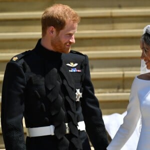 Le prince Harry et Meghan Markle (en robe de mariée Givenchy), duc et duchesse de Sussex, à la sortie de chapelle St. George au château de Windsor après leur mariage le 19 mai 2018.