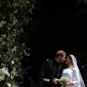 Le prince Harry et Meghan Markle (en robe de mariée Givenchy), duc et duchesse de Sussex, à la sortie de chapelle St. George au château de Windsor après leur mariage le 19 mai 2018.