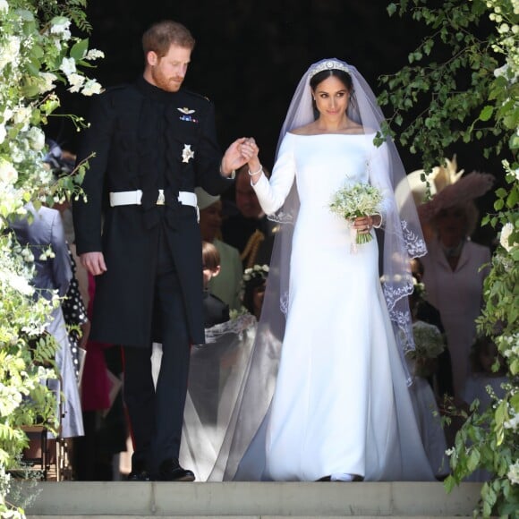 Le prince Harry et Meghan Markle (en robe de mariée Givenchy), duc et duchesse de Sussex, à la sortie de chapelle St. George au château de Windsor après leur mariage le 19 mai 2018.