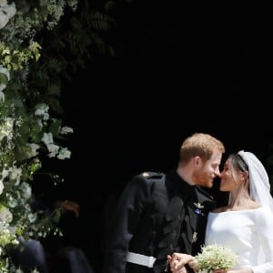 Le prince Harry et Meghan Markle (en robe de mariée Givenchy), duc et duchesse de Sussex, à la sortie de chapelle St. George au château de Windsor après leur mariage le 19 mai 2018.