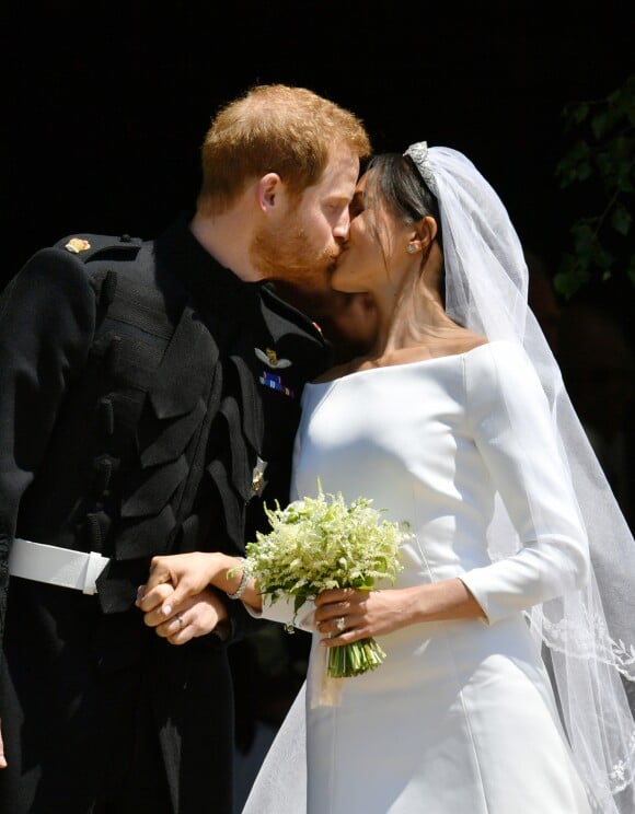 Le prince Harry et Meghan Markle (en robe de mariée Givenchy), duc et duchesse de Sussex, s'embrassant à la sortie de chapelle St. George au château de Windsor après leur mariage le 19 mai 2018. Un baiser intense, à l'image de l'image de leur amour tout au long de la cérémonie.