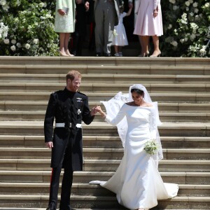 Le prince Harry et Meghan Markle (en robe de mariée Givenchy), duc et duchesse de Sussex, à la sortie de chapelle St. George au château de Windsor après leur mariage le 19 mai 2018.