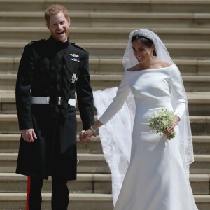 Le prince Harry et Meghan Markle (en robe de mariée Givenchy), duc et duchesse de Sussex, à la sortie de chapelle St. George au château de Windsor après leur mariage le 19 mai 2018.