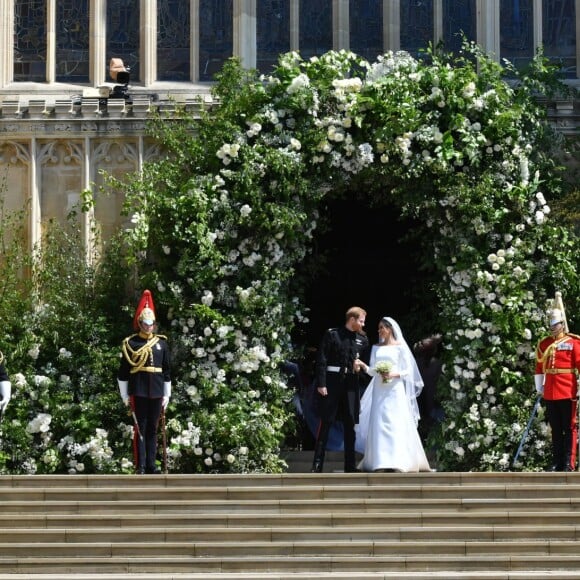 Le prince Harry et Meghan Markle (en robe de mariée Givenchy), duc et duchesse de Sussex, à la sortie de chapelle St. George au château de Windsor après leur mariage le 19 mai 2018.