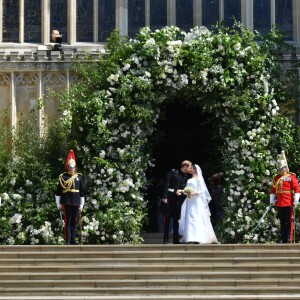 Le prince Harry et Meghan Markle (en robe de mariée Givenchy), duc et duchesse de Sussex, à la sortie de chapelle St. George au château de Windsor après leur mariage le 19 mai 2018.