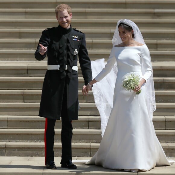 Le prince Harry et Meghan Markle (en robe de mariée Givenchy), duc et duchesse de Sussex, à la sortie de chapelle St. George au château de Windsor après leur mariage le 19 mai 2018.