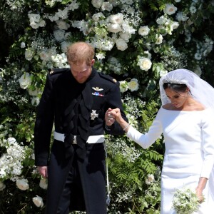 Le prince Harry et Meghan Markle (en robe de mariée Givenchy), duc et duchesse de Sussex, à la sortie de chapelle St. George au château de Windsor après leur mariage le 19 mai 2018.