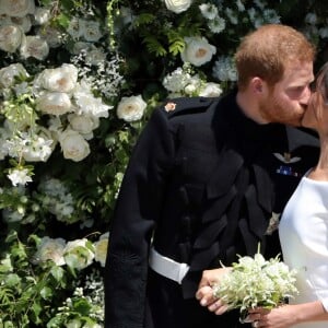 Le prince Harry et Meghan Markle (en robe de mariée Givenchy), duc et duchesse de Sussex, à la sortie de chapelle St. George au château de Windsor après leur mariage le 19 mai 2018.