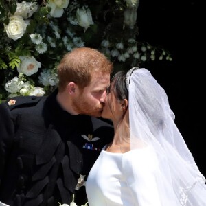 Le prince Harry et Meghan Markle (en robe de mariée Givenchy), duc et duchesse de Sussex, à la sortie de chapelle St. George au château de Windsor après leur mariage le 19 mai 2018.