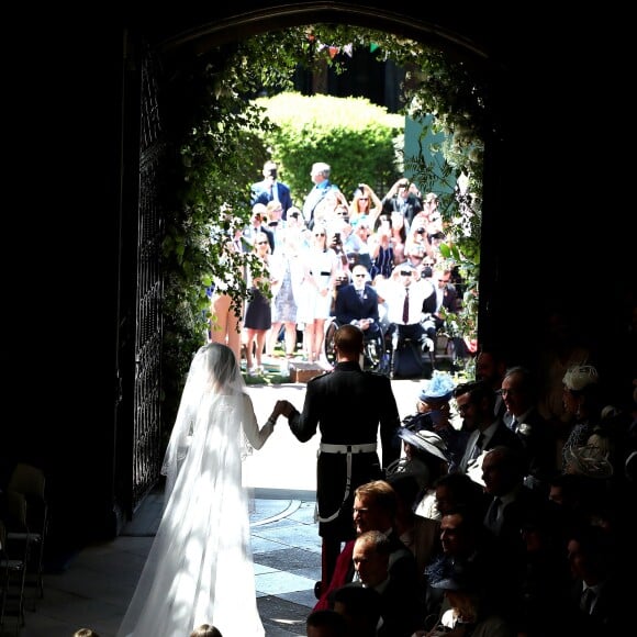 Le prince Harry et Meghan Markle (en robe de mariée Givenchy), duc et duchesse de Sussex, à la sortie de chapelle St. George au château de Windsor après leur mariage le 19 mai 2018.