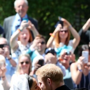 Le prince Harry et Meghan Markle (en robe de mariée Givenchy), duc et duchesse de Sussex, à la sortie de chapelle St. George au château de Windsor après leur mariage le 19 mai 2018.