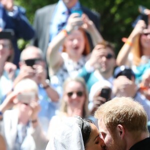 Le prince Harry et Meghan Markle (en robe de mariée Givenchy), duc et duchesse de Sussex, à la sortie de chapelle St. George au château de Windsor après leur mariage le 19 mai 2018.