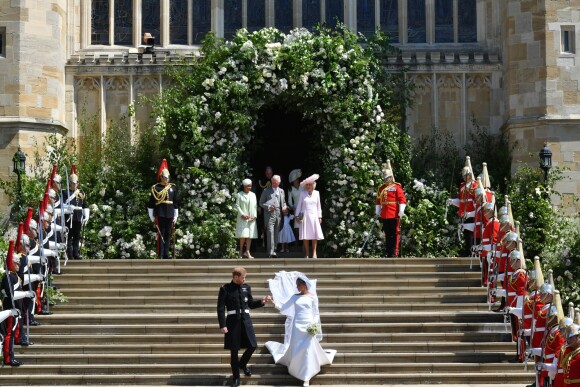 Le prince Harry et Meghan Markle (en robe de mariée Givenchy), duc et duchesse de Sussex, mari et femme à la sortie de chapelle St. George au château de Windsor après leur mariage le 19 mai 2018.
