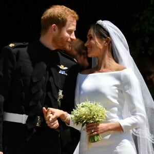 Le prince Harry et Meghan Markle (en robe de mariée Givenchy), duc et duchesse de Sussex, mari et femme à la sortie de chapelle St. George au château de Windsor après leur mariage le 19 mai 2018.