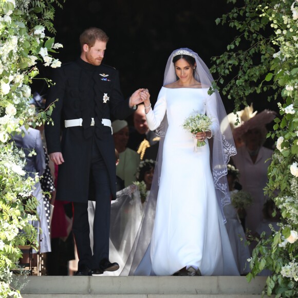 Le prince Harry et Meghan Markle (en robe de mariée Givenchy), duc et duchesse de Sussex, mari et femme à la sortie de chapelle St. George au château de Windsor après leur mariage le 19 mai 2018.