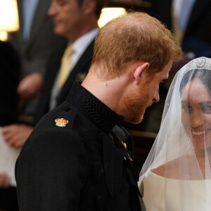 Le prince Harry et Meghan Markle (en robe de mariée Givenchy), duc et duchesse de Sussex, en la chapelle St. George au château de Windsor après leur mariage le 19 mai 2018.