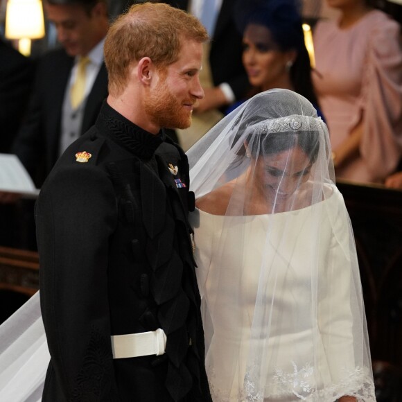 Le prince Harry et Meghan Markle (en robe de mariée Givenchy), duc et duchesse de Sussex, en la chapelle St. George au château de Windsor après leur mariage le 19 mai 2018.