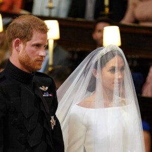 Le prince Harry et Meghan Markle (en robe de mariée Givenchy), duc et duchesse de Sussex, en la chapelle St. George au château de Windsor après leur mariage le 19 mai 2018.