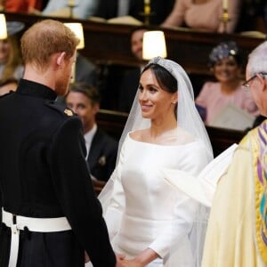 Le prince Harry et Meghan Markle (en robe de mariée Givenchy), duc et duchesse de Sussex, en la chapelle St. George au château de Windsor après leur mariage le 19 mai 2018.