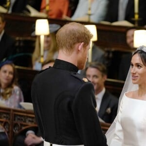 Le prince Harry et Meghan Markle (en robe de mariée Givenchy), duc et duchesse de Sussex, en la chapelle St. George au château de Windsor après leur mariage le 19 mai 2018.