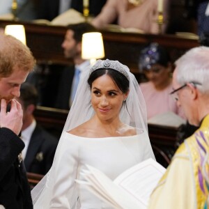 Le prince Harry et Meghan Markle (en robe de mariée Givenchy), duc et duchesse de Sussex, en la chapelle St. George au château de Windsor après leur mariage le 19 mai 2018.