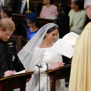 Le prince Harry et Meghan Markle (en robe de mariée Givenchy), duc et duchesse de Sussex, en la chapelle St. George au château de Windsor après leur mariage le 19 mai 2018.