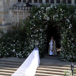 Meghan Markle (en robe de mariée Givenchy et voile de 5 mètres de long), duchesse de Sussex, arrivant en la chapelle St. George au château de Windsor pour son mariage avec le prince Harry le 19 mai 2018.