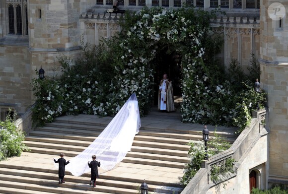 Meghan Markle (en robe de mariée Givenchy et voile de 5 mètres de long), duchesse de Sussex, arrivant en la chapelle St. George au château de Windsor pour son mariage avec le prince Harry le 19 mai 2018.