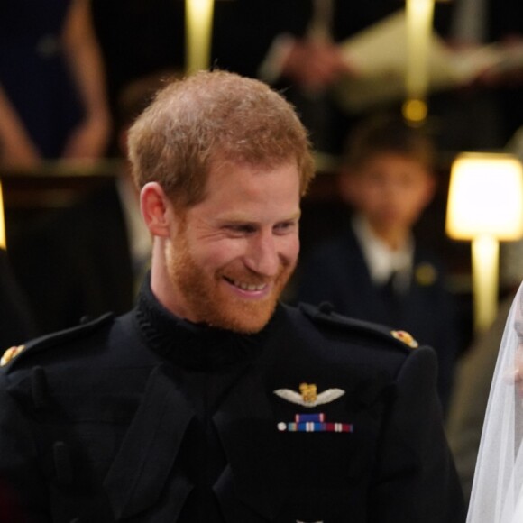 Le prince Harry et Meghan Markle (en robe de mariée Givenchy), duc et duchesse de Sussex, mari et femme à la sortie de chapelle St. George au château de Windsor après leur mariage le 19 mai 2018.