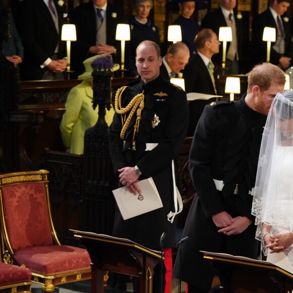 Le prince Harry et Meghan Markle (en robe de mariée Givenchy), duc et duchesse de Sussex, mari et femme à la sortie de chapelle St. George au château de Windsor après leur mariage le 19 mai 2018.