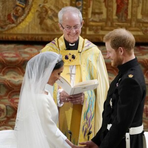 Le prince Harry et Meghan Markle (en robe de mariée Givenchy), duc et duchesse de Sussex, en la chapelle St. George au château de Windsor après leur mariage le 19 mai 2018.