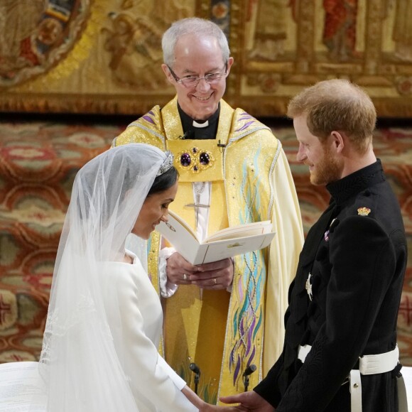 Le prince Harry et Meghan Markle (en robe de mariée Givenchy), duc et duchesse de Sussex, en la chapelle St. George au château de Windsor après leur mariage le 19 mai 2018.