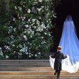 Meghan Markle (en robe de mariée Givenchy et voile de 5 mètres), duchesse de Sussex, arrivant en la chapelle St. George au château de Windsor pour son mariage avec le prince Harry le 19 mai 2018.