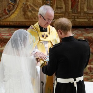 Le prince Harry et Meghan Markle (en robe de mariée Givenchy), duc et duchesse de Sussex, en la chapelle St. George au château de Windsor après leur mariage le 19 mai 2018.