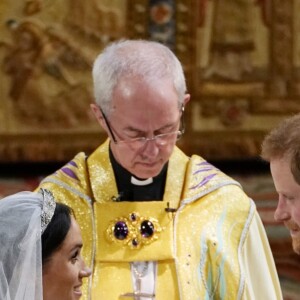 Le prince Harry et Meghan Markle (en robe de mariée Givenchy), duc et duchesse de Sussex, en la chapelle St. George au château de Windsor après leur mariage le 19 mai 2018.