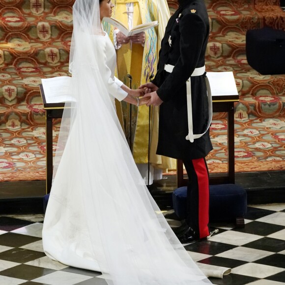 Le prince Harry et Meghan Markle (en robe de mariée Givenchy), duc et duchesse de Sussex, en la chapelle St. George au château de Windsor après leur mariage le 19 mai 2018.