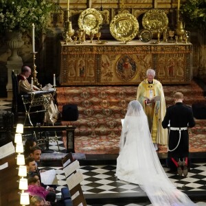 Le prince Harry et Meghan Markle (en robe de mariée Givenchy), duc et duchesse de Sussex, en la chapelle St. George au château de Windsor après leur mariage le 19 mai 2018.