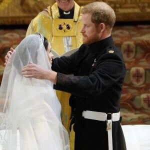 Le prince Harry (qui ôte ici le voile de Meghan) et Meghan Markle, duc et duchesse de Sussex, ont célébré leur mariage le 19 mai 2018 en la chapelle St George à Windsor. Une cérémonie marquée notamment par leur émouvante complicité amoureuse, qui sautait aux yeux...