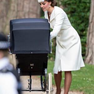 Kate Middleton et sa fille la princesse Charlotte de Cambridge - Sorties après le baptême de la princesse Charlotte de Cambridge à l'église St. Mary Magdalene à Sandringham, le 5 juillet 2015.