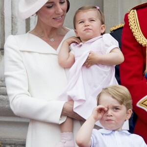 Kate Middleton, la princesse Charlotte, le prince George et le prince William - La famille royale d'Angleterre au balcon du palais de Buckingham lors de la parade "Trooping The Colour" à l'occasion du 90ème anniversaire de la reine. Le 11 juin 2016