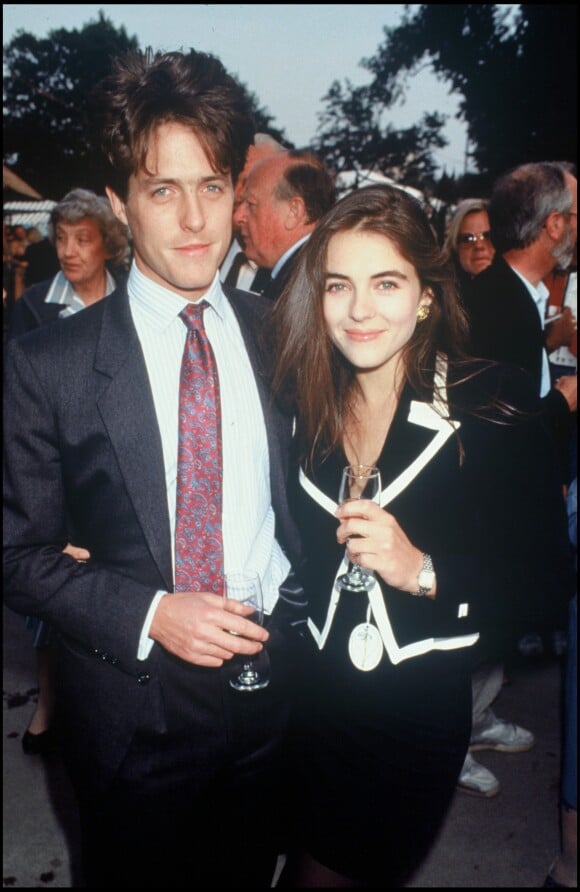 Liz Hurley et Hugh Grant en 1990