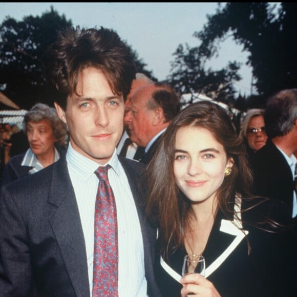 Liz Hurley et Hugh Grant en 1990