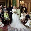 Le prince Harry et la duchesse Meghan de Sussex (Meghan Markle), photo officielle de leur mariage le 19 mai 2018 réalisée au château de Windsor par Alexi Lubomirski. Les jeunes mariés sont ici entourés de leur famille et de leurs enfants d'honneur : (debout, de g. à dr.) Jasper Dyer, la duchesse Camilla de Cornouailles, le prince Charles, Doria Ragland, le prince William ; (rangée centrale) Brian Mulroney, le duc d'Edimbourg, la reine Elizabeth II, la duchesse Catherine de Cambridge, la princesse Charlotte, le prince George, Rylan Litt, John Mulroney ; (au sol) Ivy Mulroney, Florence van Cutsem, Zalie Warren, Remi Litt. ©Alexi Lubomirski via Bestimage